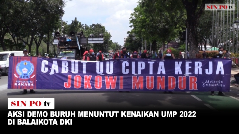 Aksi Demo Buruh Menuntut Kenaikan UMP 2022 di Balaikota DKI