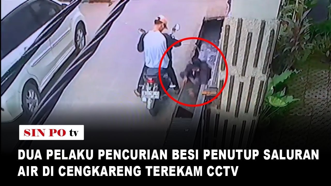 Aksi Dua Pelaku Pencurian Besi Penutup Saluran Air Di Cengkareng Terekam CCTV